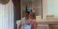 Менделеевчанка Луиза Низамова из рук Радмира Беляева получила планшет - Менделеевские новости