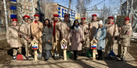 Коллектив «Менделеевских новостей» в Международный день птиц развесил скворечники на аллее Героев - Менделеевские новости