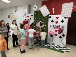 Редакция «Менделеевских новостей» устроила сказочный розыгрыш на премьере «Алисы в стране чудес»
