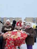 На гастрофестивале по-Менделеевски приготовили 10 килограммов плова, угощали татарским чаем и глинтвейном