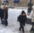 Школьники Менделеевска расчистили снег на Аллее Героев в рамках патриотической акции - Менделеевские новости